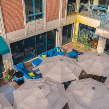 Park City Utah 'ta Square Off sezonu. Ticari restoran binasının havadan görüntüsü var.