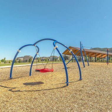 Kare çerçeve Timpanogos Dağları renkli çocukların oyun parkının olduğu bir parktan görülüyor