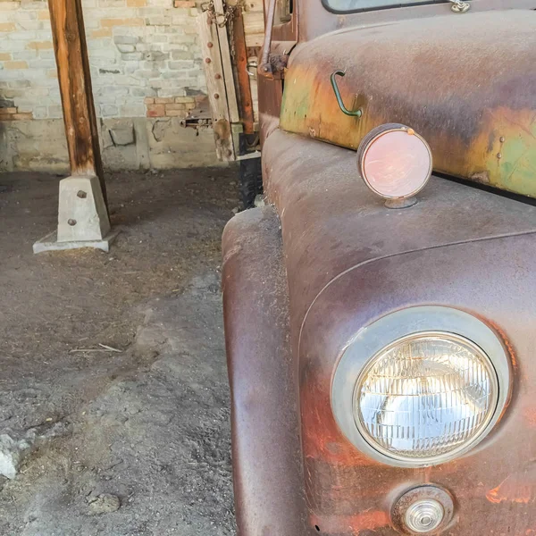 Квадратная рамка Вид спереди на старый винтажный разъеденный автомобиль с ржавым и грязным внешним видом — стоковое фото