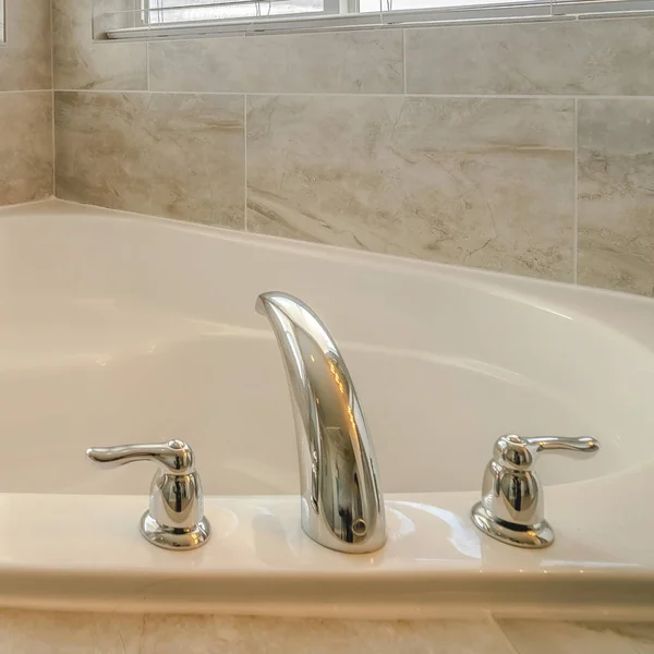 Kwadratowa rama Zamknij wannę w łazience z marmurową ścianą płytek i żaluzjami na oknie — Zdjęcie stockowe