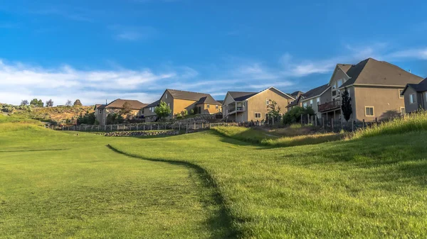 Pano Exterior de casas nos subúrbios com vista panorâmica do campo de golfe recreativo — Fotografia de Stock
