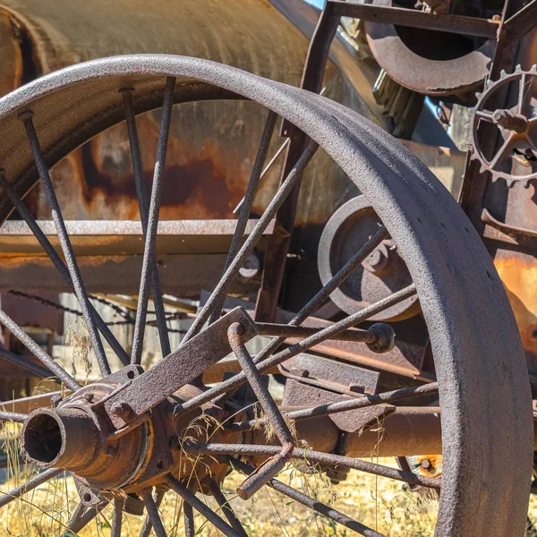 Square Close up van de roestige wielen van een oude vintage trekker op een boerderij op een zonnige dag — Stockfoto