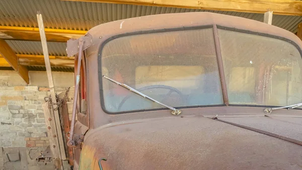 Pano Close-up da frente de um carro antigo desgastado com exterior enferrujado e sujo — Fotografia de Stock