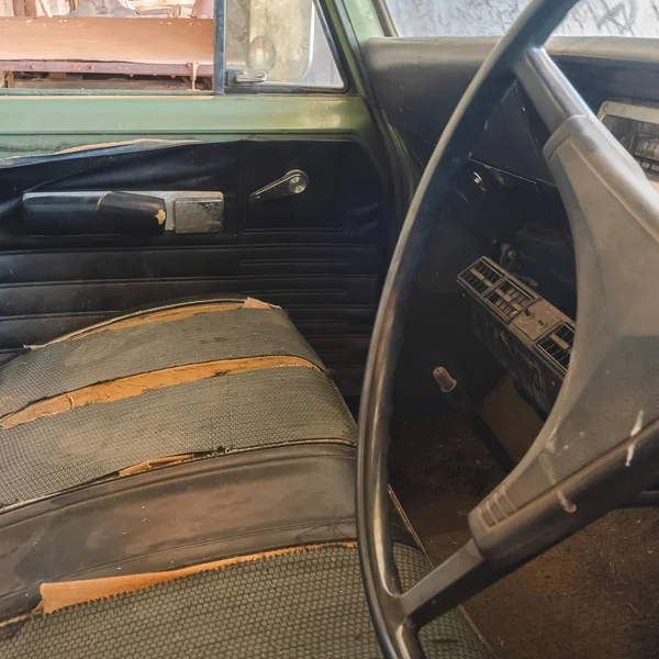 Place Vieille voiture vintage avec gros plan sur le volant et l'intérieur sale — Photo