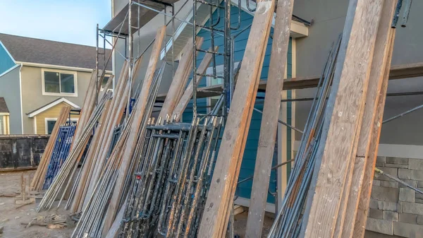 Pano Materiales de construcción y andamios contra muro de ladrillo y hormigón del hogar —  Fotos de Stock