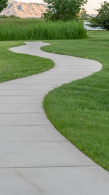 Dikey Dar asfalt yol oyun parkı olan yemyeşil otların arasında dönüyor