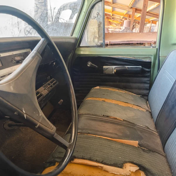 Marco cuadrado Antiguo coche vintage con primer plano del volante y el interior sucio — Foto de Stock