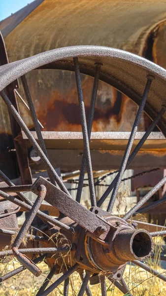 Вертикальная рамка Закрыть ржавые колеса старого винтажного трактора на ферме в солнечный день — стоковое фото