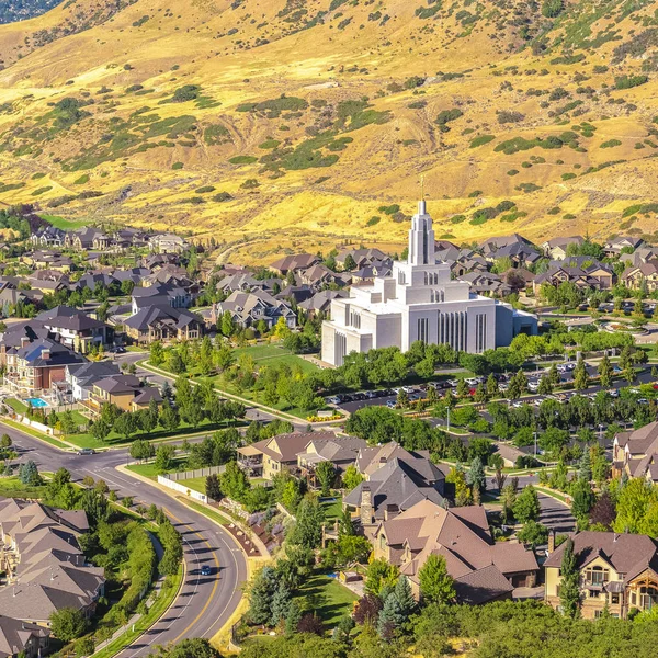 Marco cuadrado Salt Lake City Utah suburbios con un templo blanco que se eleva sobre casas y carreteras — Foto de Stock