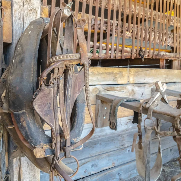 Vierkant frame Close-up van oud en vuil paardenzadel met roestig metaal en beschadigd leer — Stockfoto