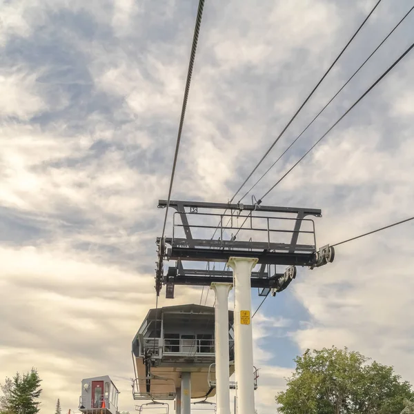 Square Chairlift on top of mountain against cloudy blue summer sky in Park City Utah — Stock Photo, Image