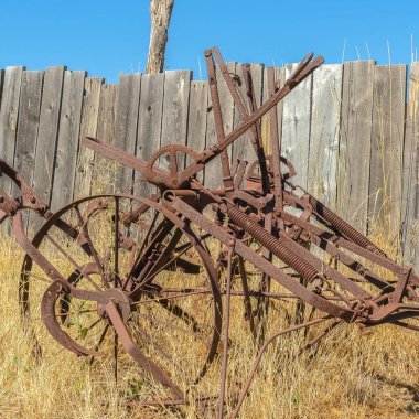 Kare çerçeve Eski vintage tarım traktörü çimenlere ve ahşap çitlere karşı güneşli bir günde