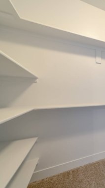 Dikey çerçeve Dolabın içinde boş beyaz raflar