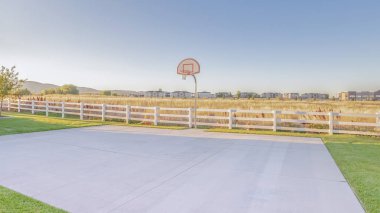 Güneşli bir günde tüm hava durumu basketbol sahasının dışında
