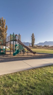 Güneşli bir günde bir şehir parkında dikey Paved geçidi