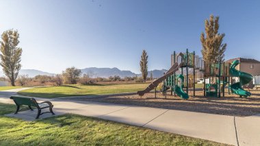 Panorama çerçevesi güneşli bir günde bir şehir parkında yürüyordu.