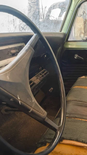 Marco vertical Antiguo coche vintage con primer plano del volante y el interior sucio — Foto de Stock