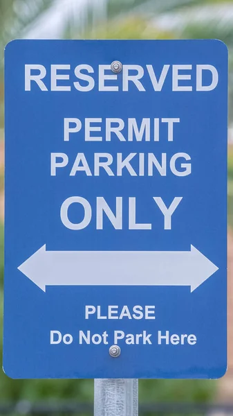 Вертикальний зарезервований знак паркування на синій тарілці — стокове фото