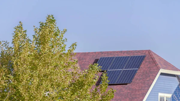 Panorámakeret Napelemes fotovoltaikus panel egy ház tetején — Stock Fotó