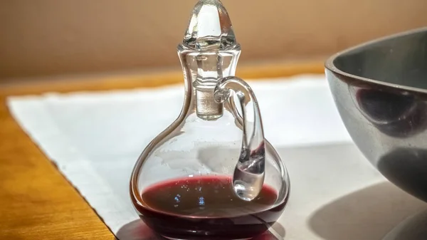 Kerangka panorama Gelas kecil botol dengan anggur Komuni Kudus — Stok Foto
