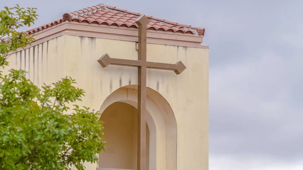 Marco panorámico Cruz simple en el campanario de una pequeña iglesia —  Fotos de Stock