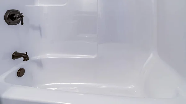 Panorama Сучасний інтер'єр оснащений білою черепицею душової кабіни — стокове фото
