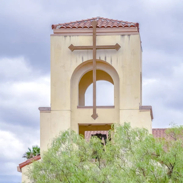 Cadre carré Clocher simple sur une église moderne — Photo