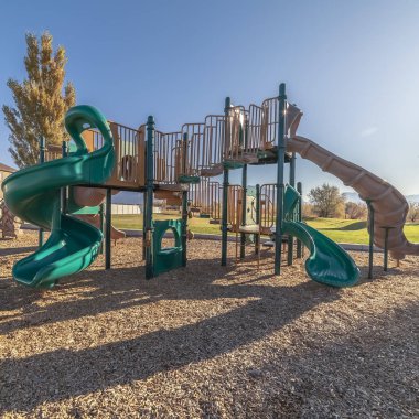 Çocuk parkında çeşitli slayt şekilleri