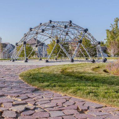 Kare çerçeve, düzgün manzaralı, kubbe tırmanma çerçeveli bir park.