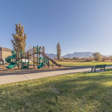 Temiz bir şehir parkında kare şeklinde bir patika.