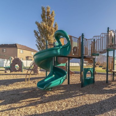 Çocuk parkında çeşitli slayt şekilleri