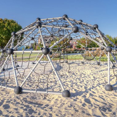 Kare Kubbe bir oyun parkında tırmanma çerçevesi şeklinde