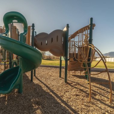 Gün batımında Kare Çocuklar oyun parkı