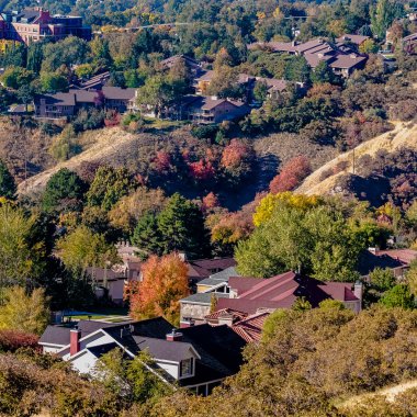 Güneşli bir günde, dağlık yamaçlarda, kare çerçeveli evler