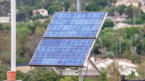 Panorama rám Fotovoltaický solární panel pro obnovitelnou energii v zamračený den — Stock fotografie