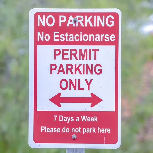 Square frame Red No Parking warning sign duplicated in Spanish — Stock Photo, Image