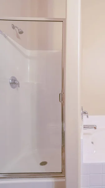 Marco vertical Cabina de ducha y bañera en el baño en casa —  Fotos de Stock