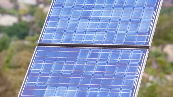 Panorama Panel solar para energía verde sostenible en un día nublado —  Fotos de Stock
