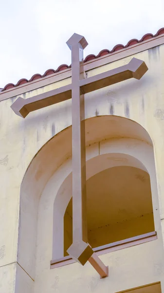 Cruz vertical montada en el exterior de una torre de la iglesia —  Fotos de Stock