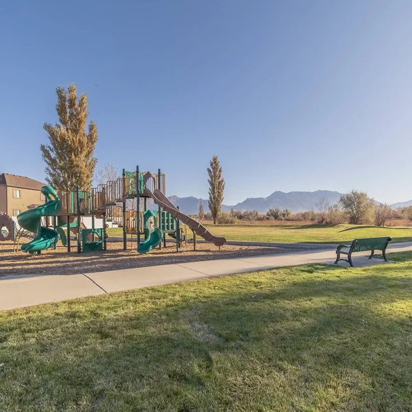 Temiz bir şehir parkında kare şeklinde bir patika.