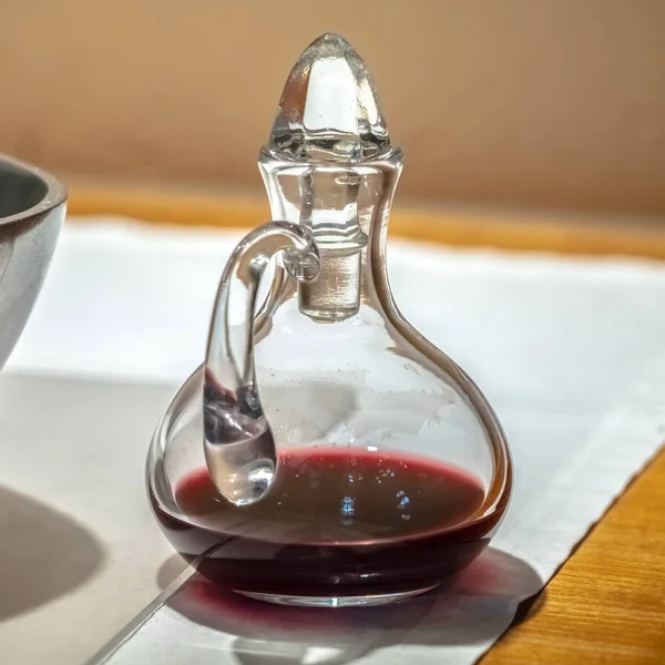 Bingkai persegi Decanter kaca kecil dengan anggur Komuni Kudus — Stok Foto