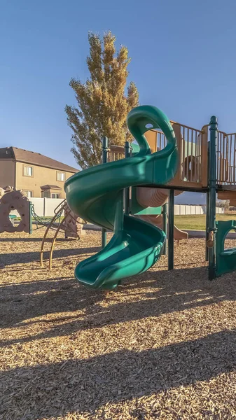 子供の遊び場でのスライドの垂直型 — ストック写真