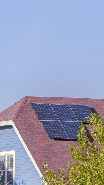 Bir evin çatısındaki dikey Güneş fotovoltaik paneli — Stok fotoğraf