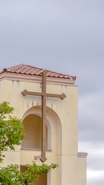 Vertical Cruz simple en el campanario de una pequeña iglesia —  Fotos de Stock