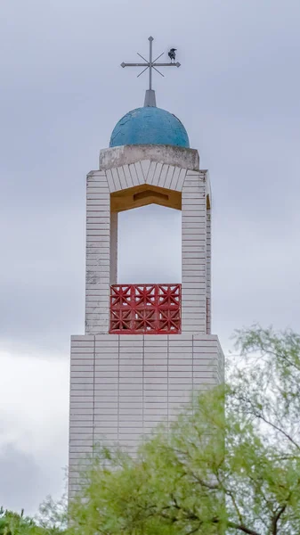 Marco vertical Campanario de una pequeña iglesia sobre los árboles —  Fotos de Stock