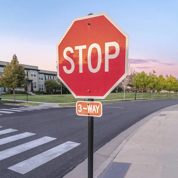 Praça 3-Way Stop em um cruzamento de rua ao pôr do sol — Fotografia de Stock