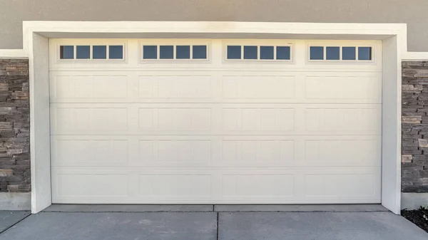 Белая автоматическая дверь гаража на две машины — стоковое фото
