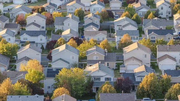 Panorama Letecký pohled na moderní sídliště se stromy — Stock fotografie
