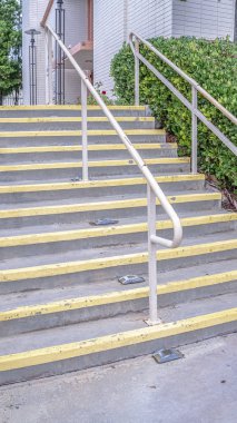 Dikey çerçeve çimento girişi. Güneşli bir günde sarı uyarı ile birlikte.