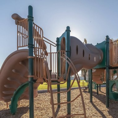 Kare çerçeve Çocukların oyun parkında çarpık slaytlar